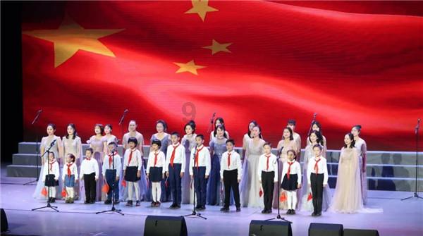 90岁李嘉诚近照曝光，带着儿孙在新年第1天，做了一件传统的事！
